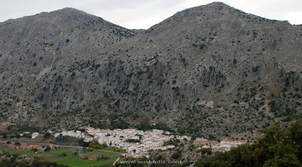 Villaluenga y la sierra del Caílllo desde la sierra de Las Nieves.