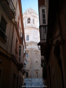 Calle San Juan y Catedral de Cádiz.