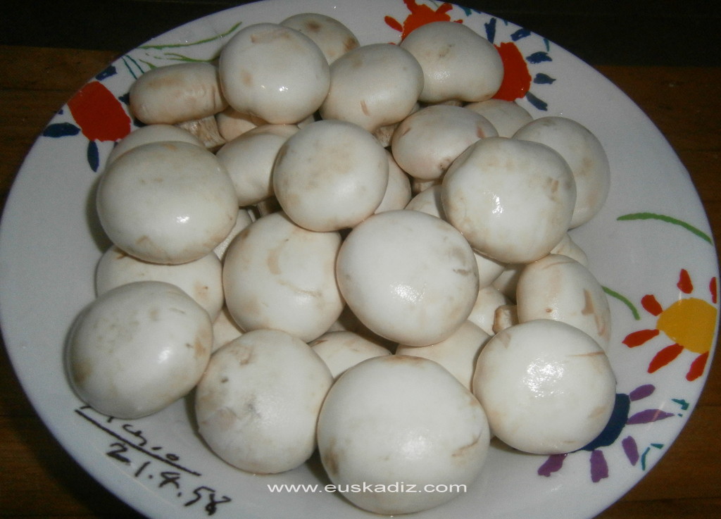 Los champiñones preparados para cocinar.