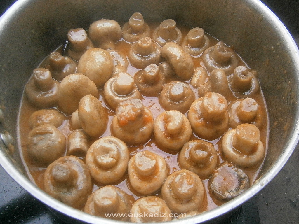 Añadimos harina, pimienta blanca, brandy y tomate.