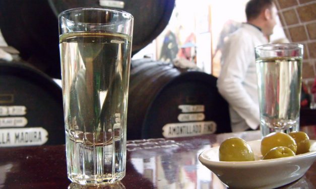 Una copita, dos aceitunas y mucho más en la Taberna La Manzanilla de Cádiz