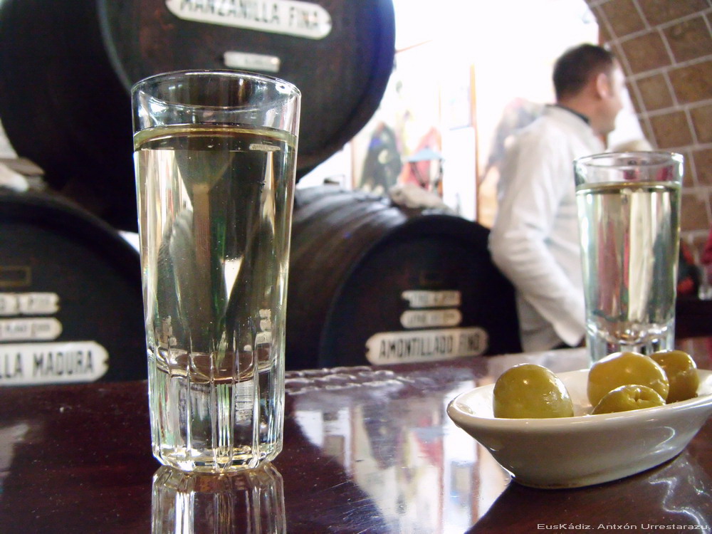 Una copita, dos aceitunas y mucho más en la Taberna La Manzanilla de Cádiz
